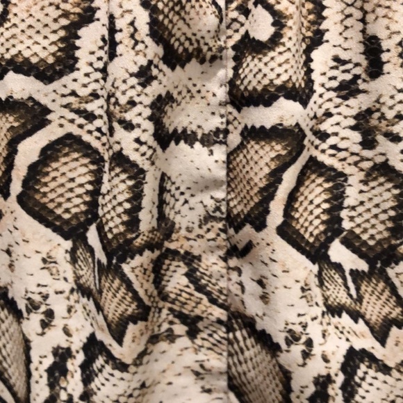 Halston snake print top V neck SZ  M - Picture 5 of 6